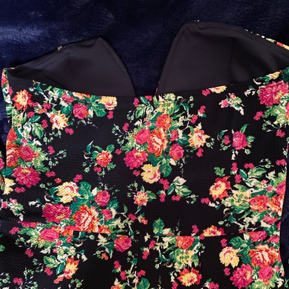 NEW floral jumpsuit - Picture 4 of 8